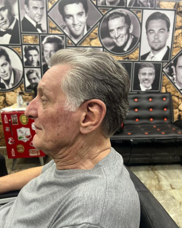 Cliente de cabelo grisalho com corte clássico, de perfil