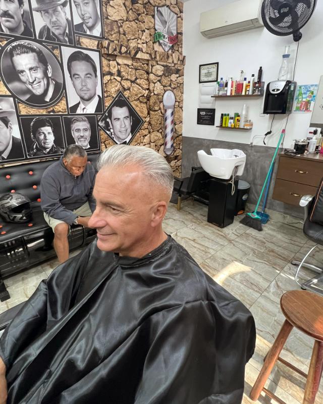 Cliente de cabelo branco sorrindo depois do corte