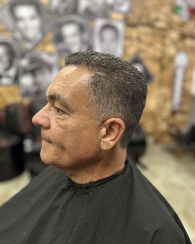 Corte curto clássico, de perfil